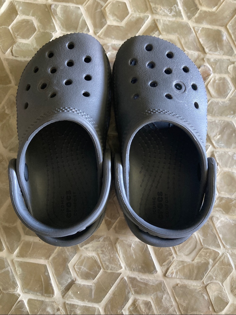 LIKE NEW! CROCS Kids Classic Clog in ‘slate grey’ - Picture 5 of 12